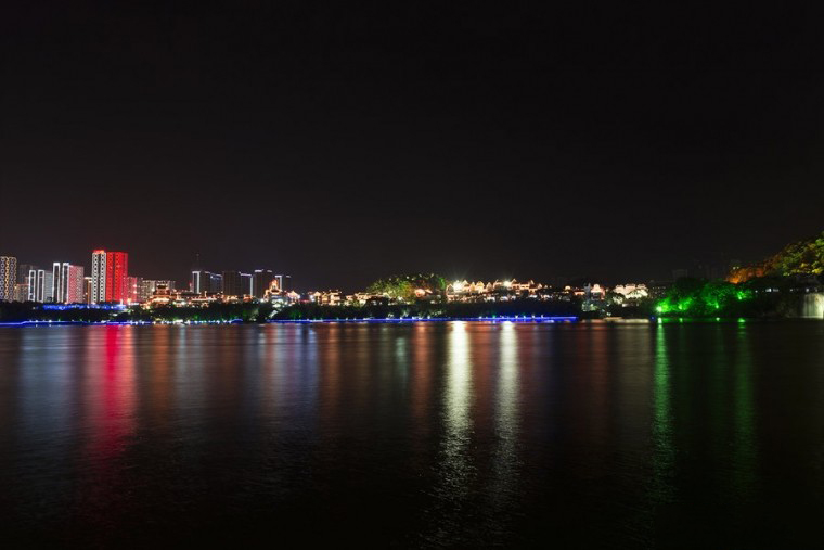夜晚LED水底灯实景图